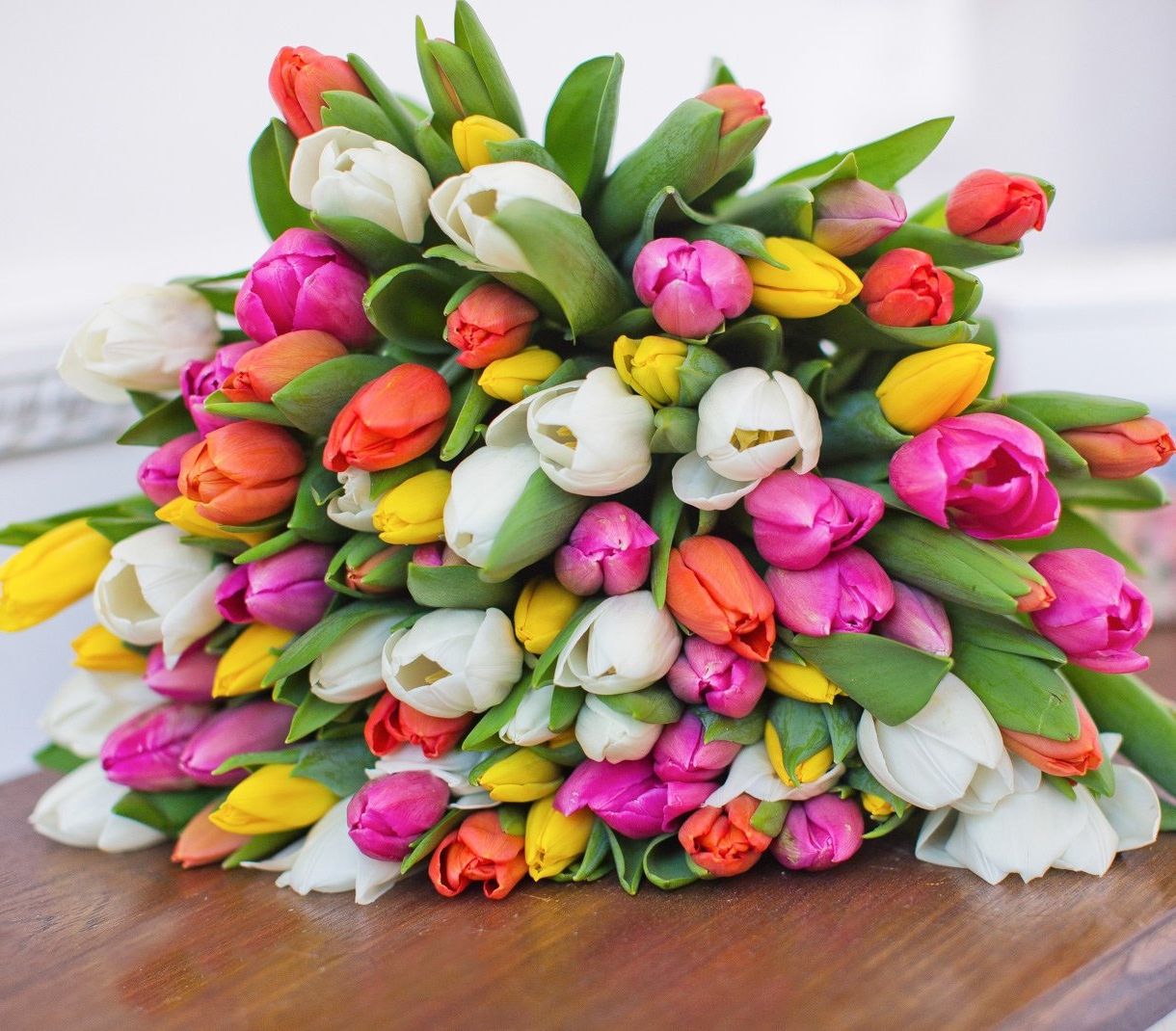 корпоративная композиция с розами и хризантемами для офиса в Орле