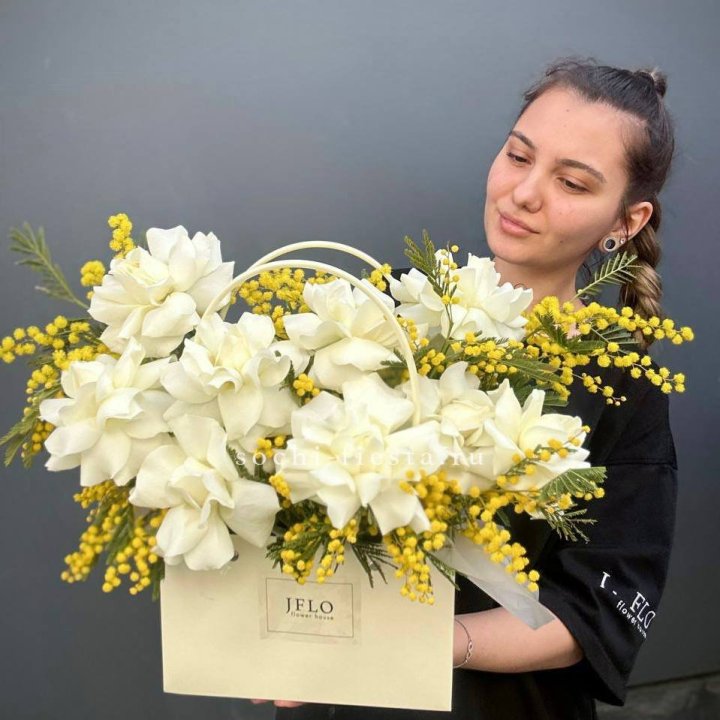 Французские Розы и мимоза  в сумочке  в Орле