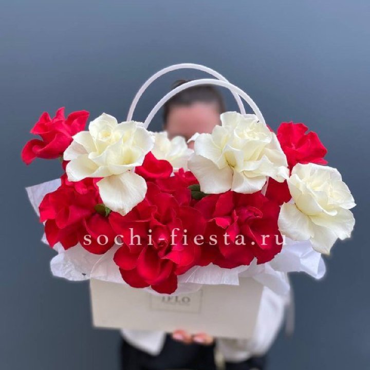 Сумочка  красных и белых роз в Орле