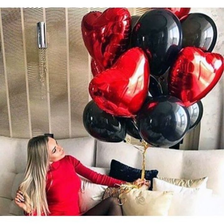 Фонтан из красных сердец с чёрными шарами  в Орле