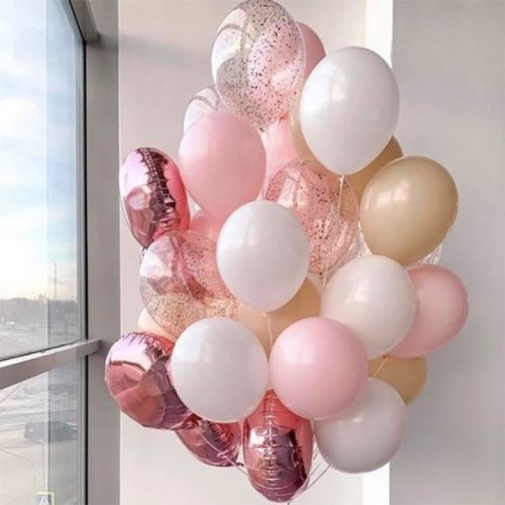 Фонтан шаров розового и белого цветов в Орле