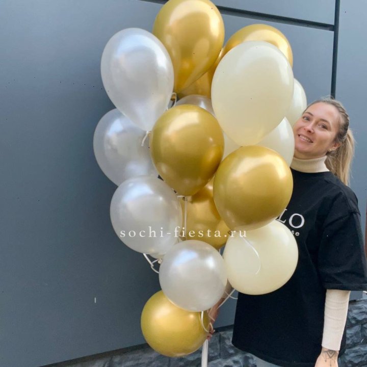 Облако шаров из белого и золотого оттенков в Орле