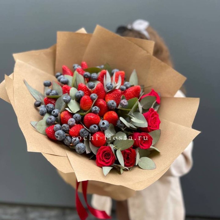 Клубника и голубика с цветами в Орле