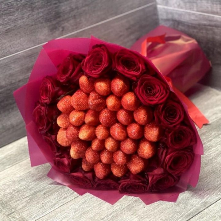 Клубничный букет с розами в Орле