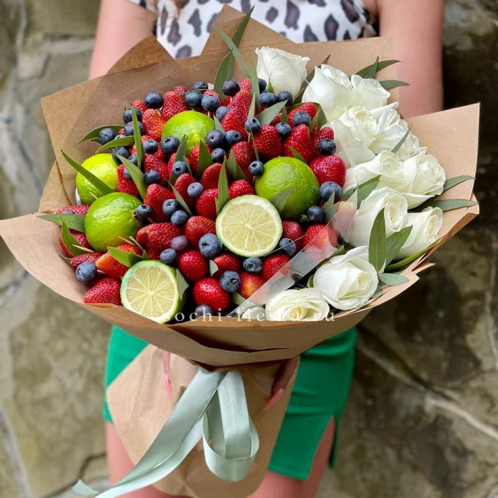 Ягодно-цитрусовый букет с розами в Орле