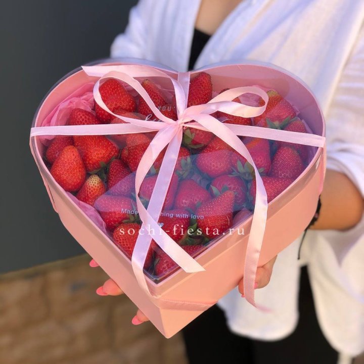 Коробочка сердце  с клубникой в Орле