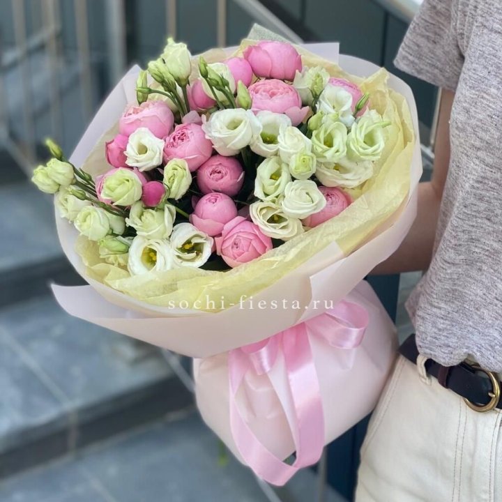 Букет кустовых роз с эустомой в Орле