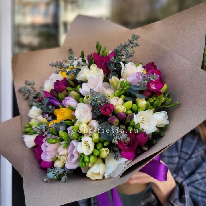 Букет фрезий "Радуга" в Орле