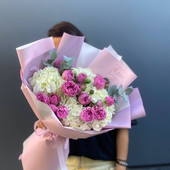 Букет белых гортензий и пионовидных роз  в Орле