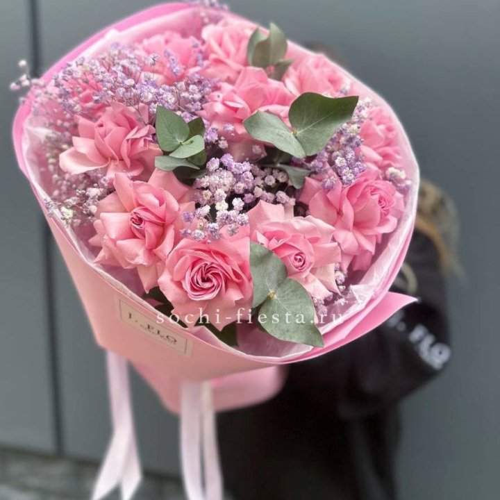 Розовые французские розы с гипсофилой в Орле