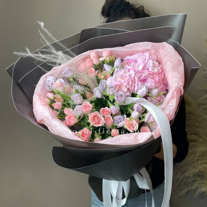  Букет гортензии и роз "Саперави" в Орле