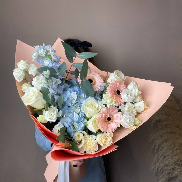 Букет гортензии и роз "Валенсия" в Орле