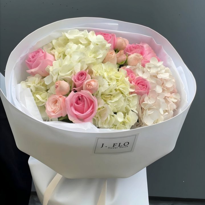  Букет гортензии и роз  "Тиамо" в Орле