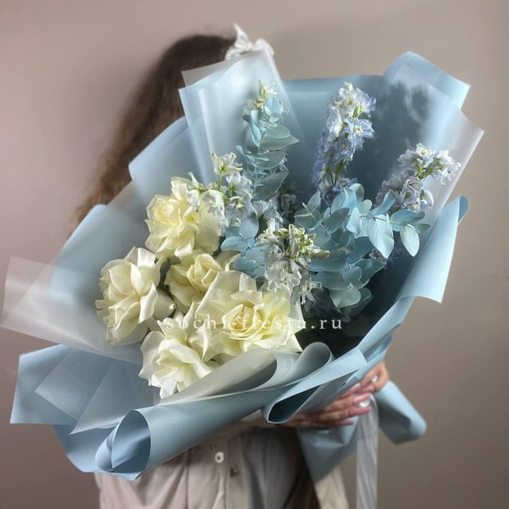 Букет из белых французских роз и дельфиниума в Орле