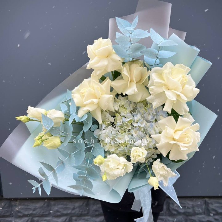 Букет с гортензией и белыми французскими розами в Орле