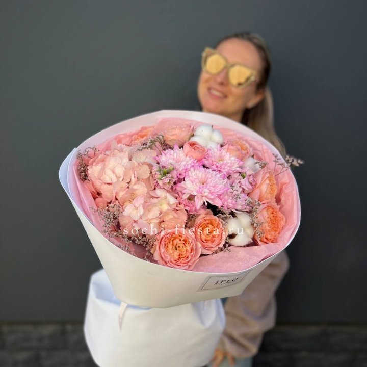 Букет гортензии и кустовых роз  в Орле