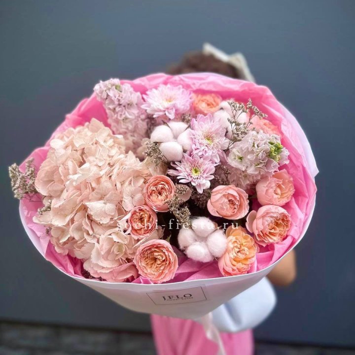 Букет гортензии и кустовых роз "Абрассо" в Орле