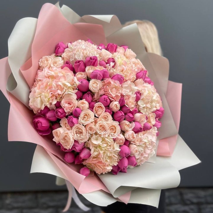 Букет кустовые розы и гортензия в Орле