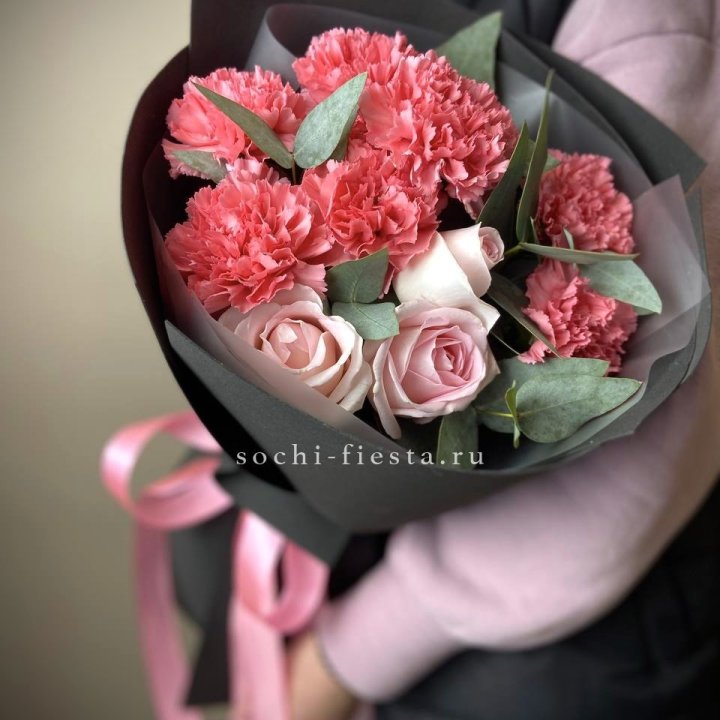 Букет из роз и диантусов "Пенелопа" в Орле