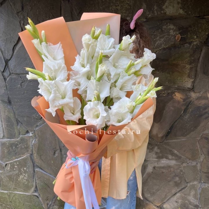 Букет белых гладиолусов  в Орле