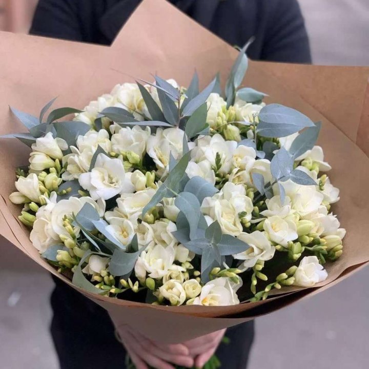 51 фрезия с эвкалиптом в Орле