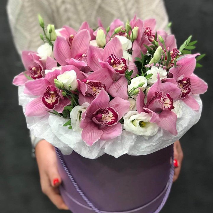 Орхидея и эустома в шляпной коробке в Орле