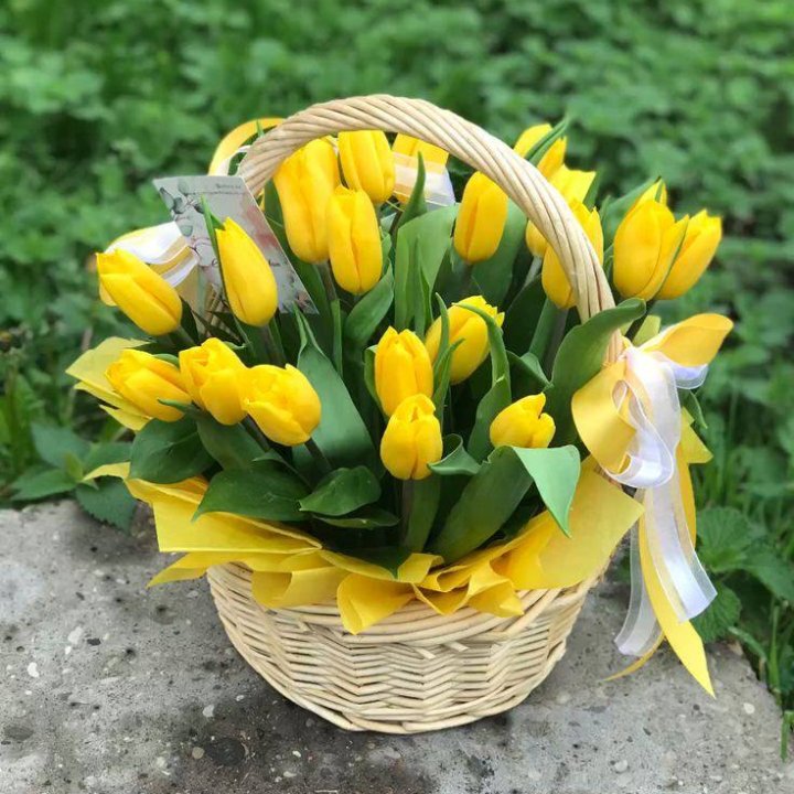 25 желтых тюльпанов в корзине в Орле