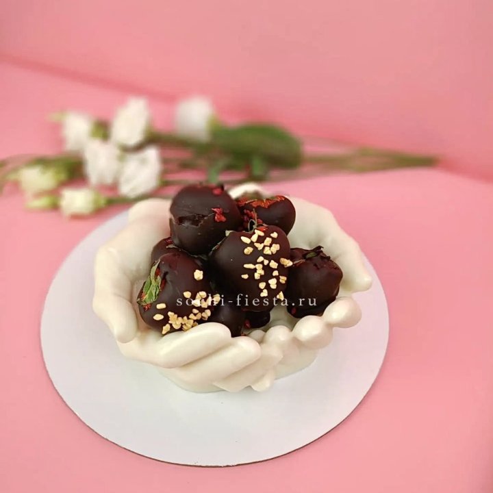 Клубника в шоколаде на шоколадных ладонях  в Орле