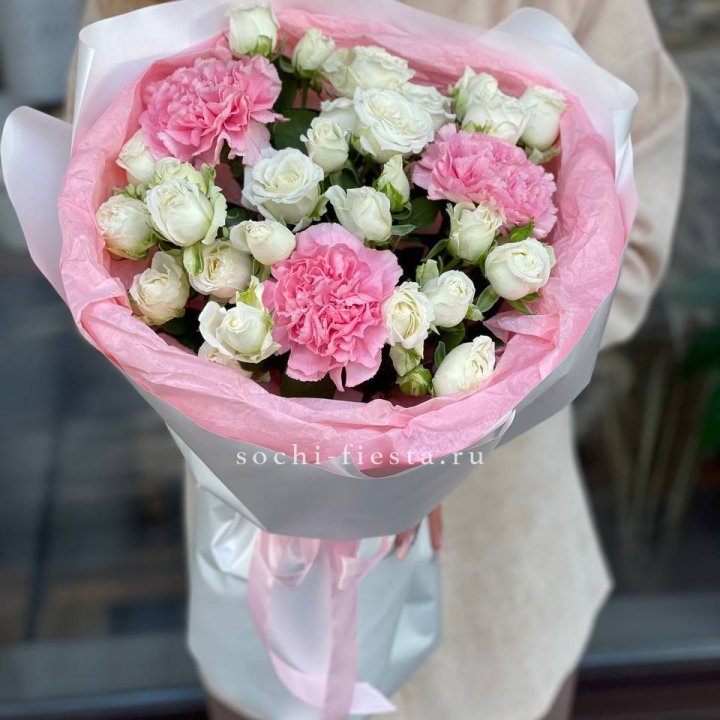 Букет розы с диантусами "Блэш" в Орле