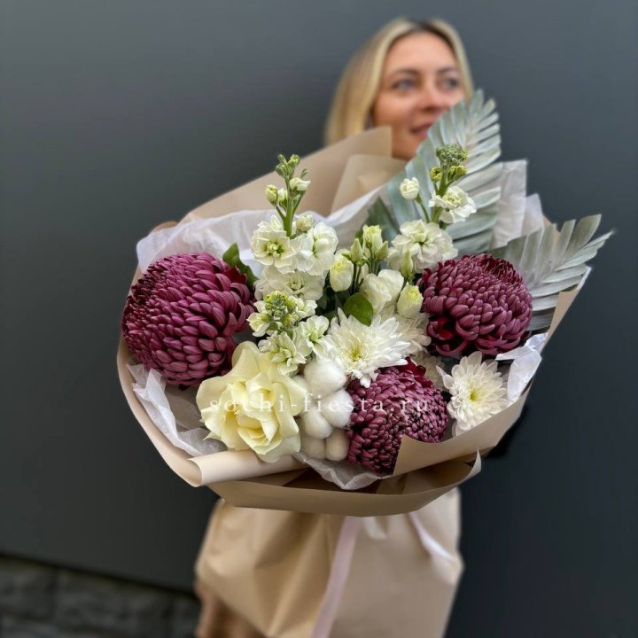 Хризантемы с маттиолой розами эустомой Чика в Орле