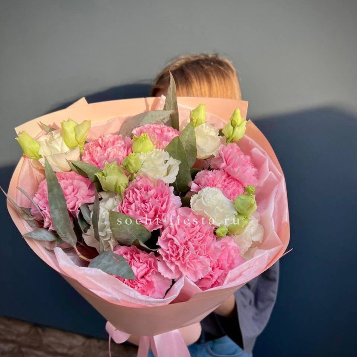 Букет гвоздик и  эустом "Сири" в Орле