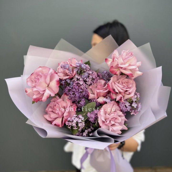 Букет из розовых роз и сирени в Орле
