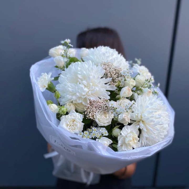 Букет хризантем и роз вайт шотс в Орле