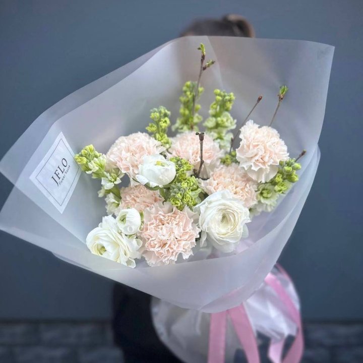 Букет маттиолы и ранункулюсов  в Орле