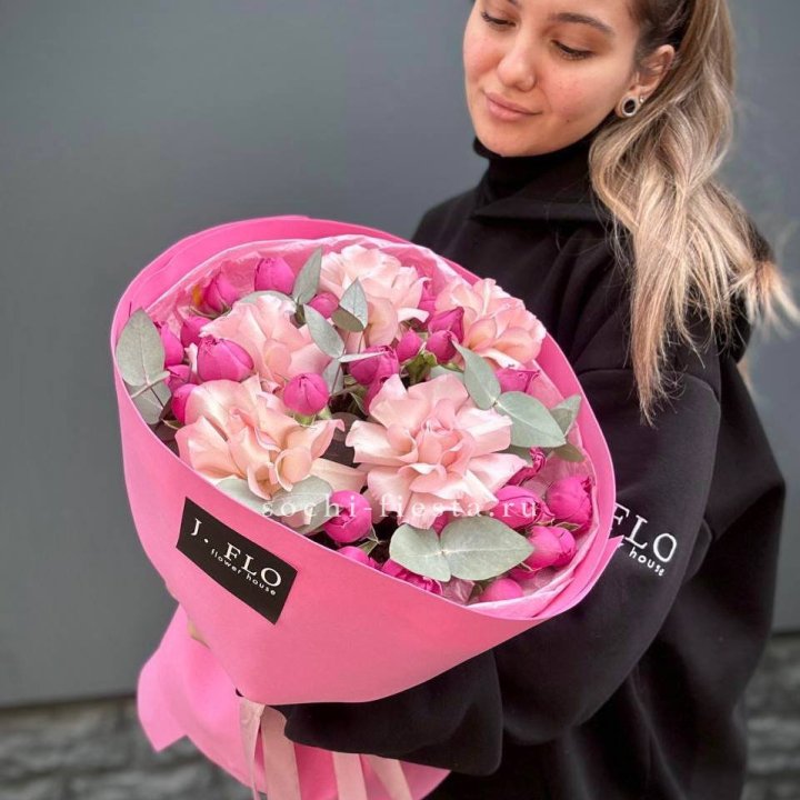 Букет французских и пионовидных роз "Ламиносо" в Орле