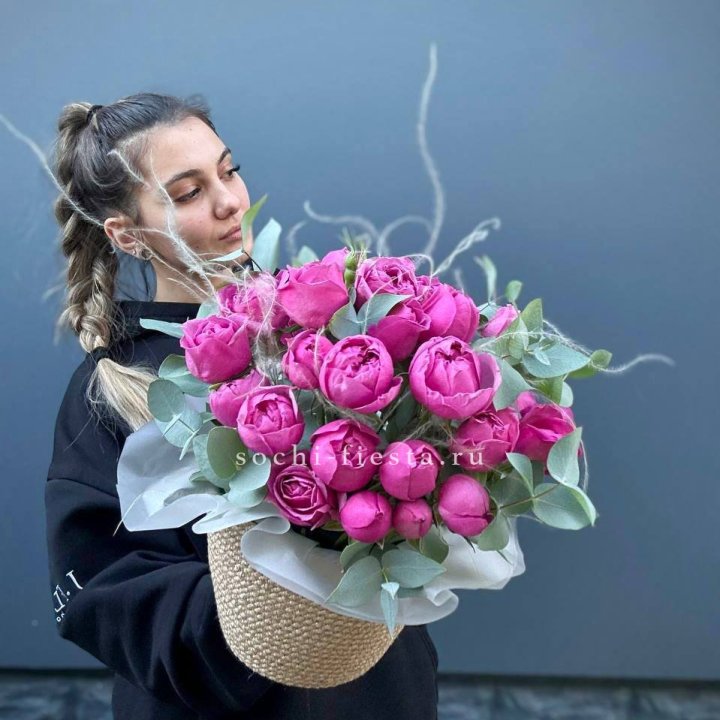 Пионовидные розы  в джутовом кашпо  в Орле