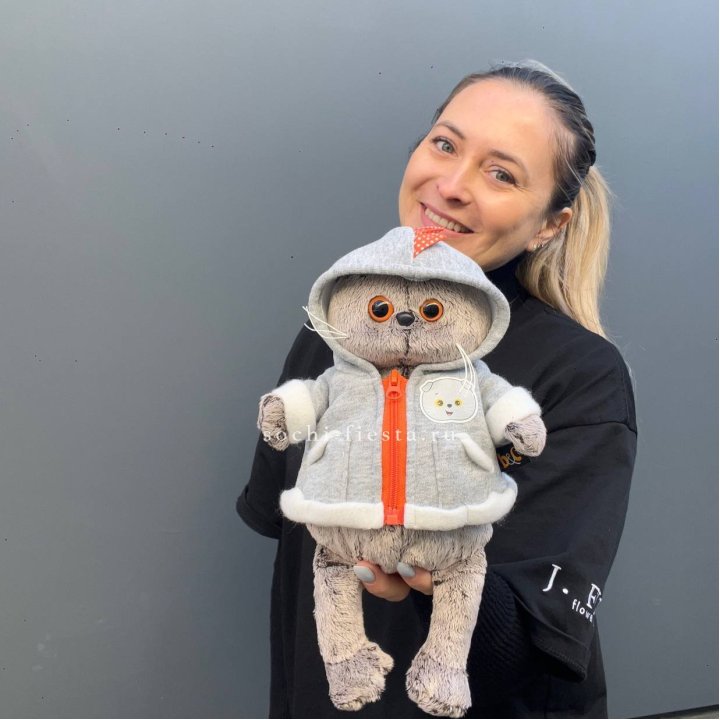 Кот Басик в толстовке в Орле