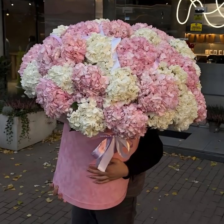 Дизайнерский цилиндр с гортензиями  в Орле