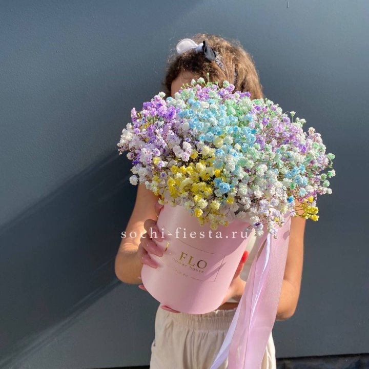 Радужные гипсофилы в шляпной коробке в Орле
