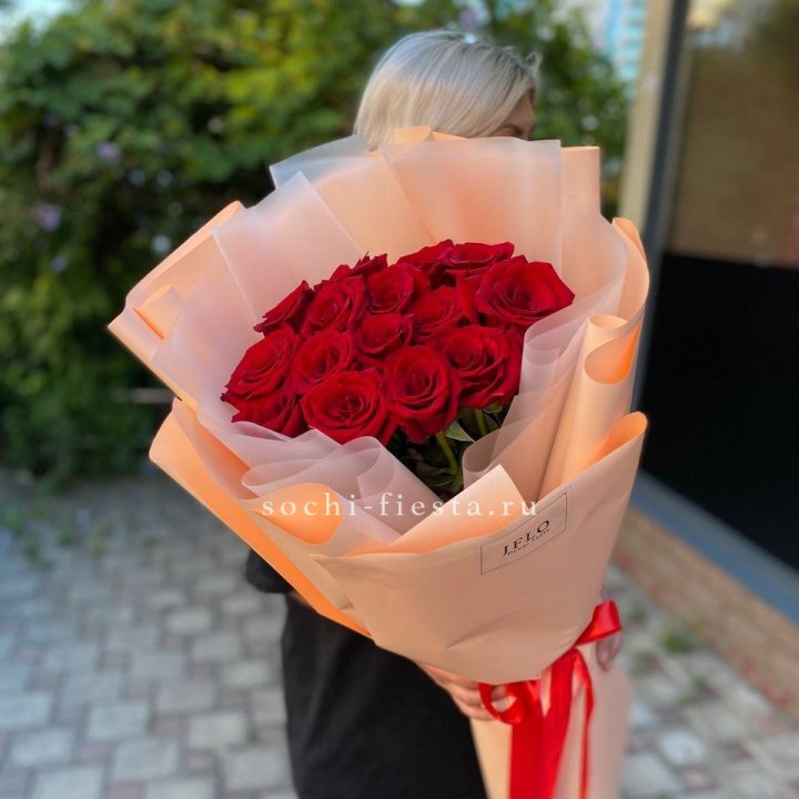 15 голландских роз в оформлении в Орле