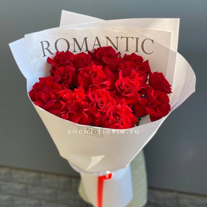 19 высоких роз в оформлении в Орле