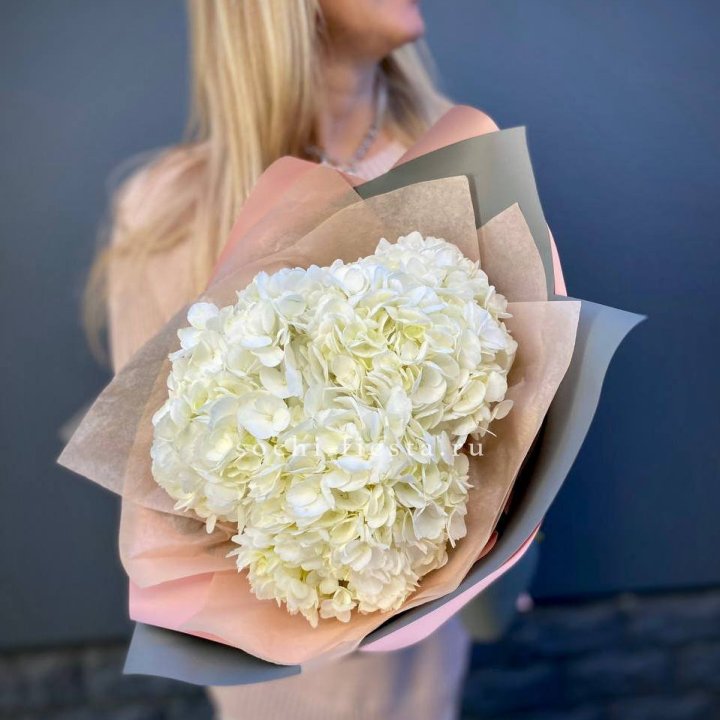 Букет из трёх белых гортензий в Орле