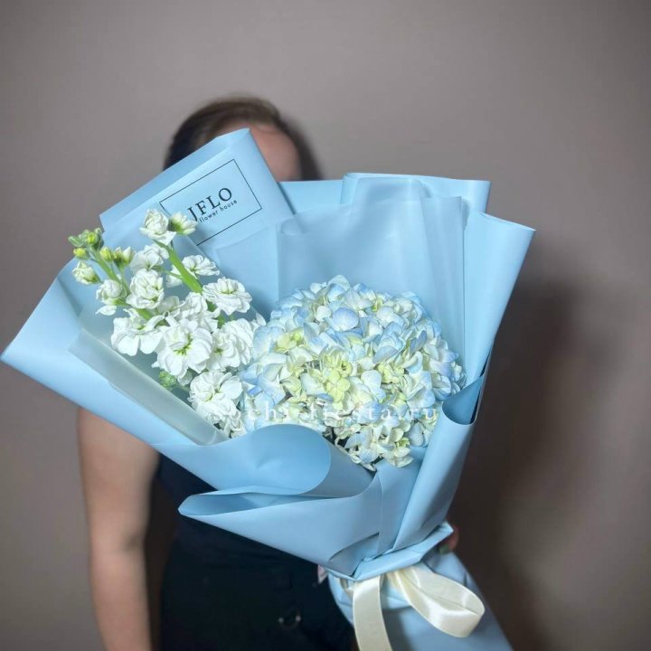 Гортензия голубая с маттиолой в Орле