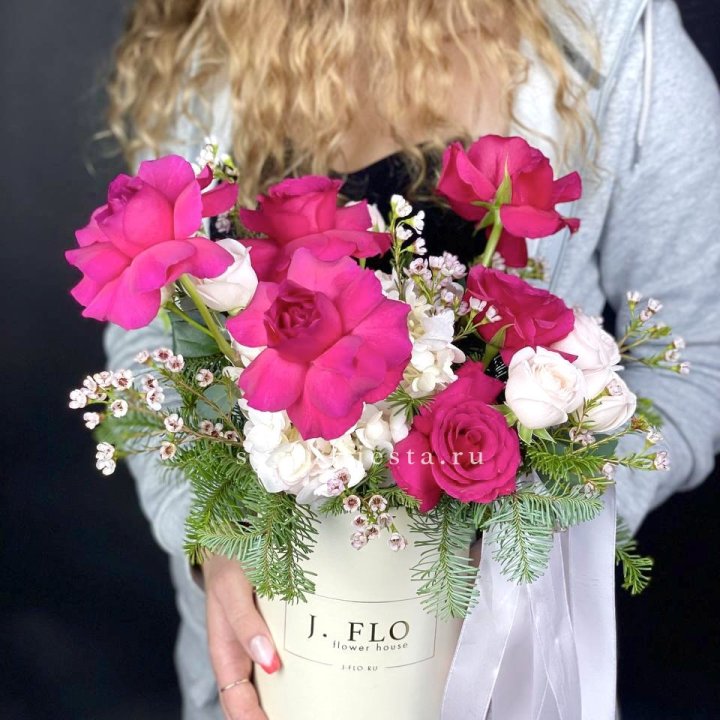 Новогодняя композиция в коробке пинк розе в Орле