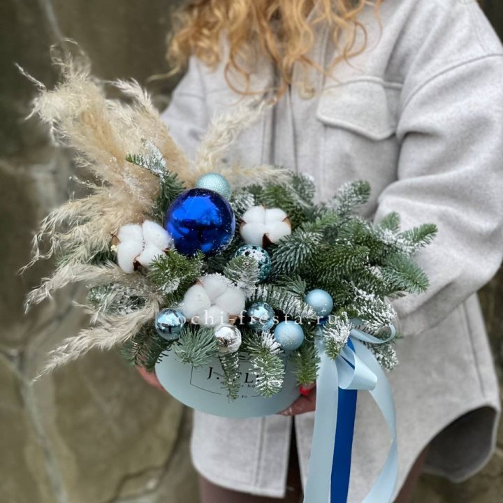 Новогодняя композиция в коробке блю в Орле