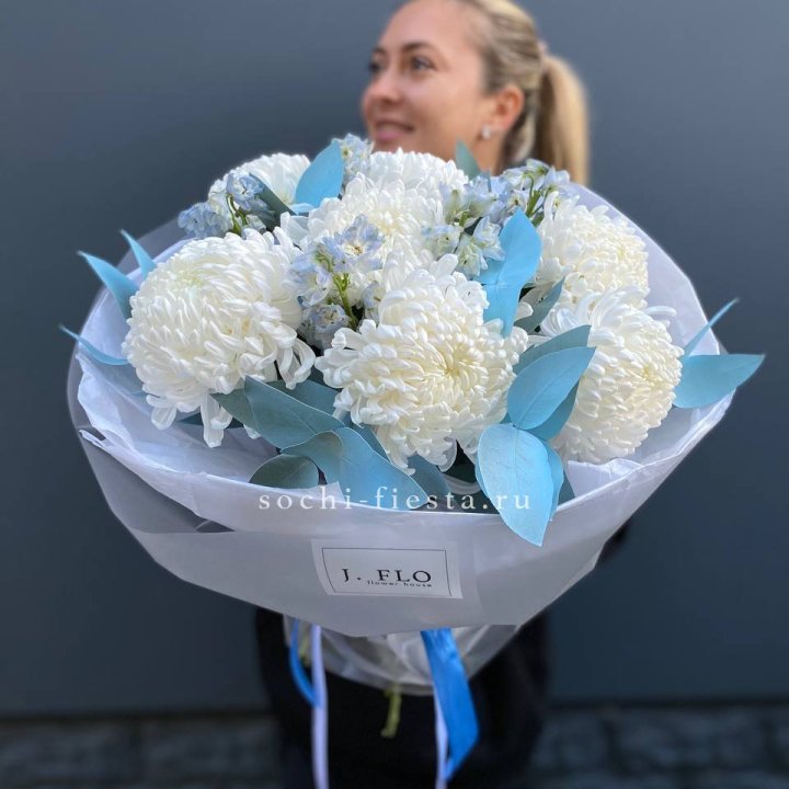 Букет хризантем Бигуди и дельфиниума  в Орле