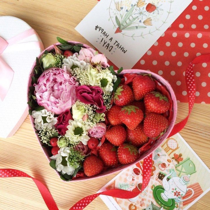 Бокс с клубникой и цветами в Орле