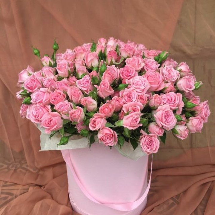 Кустовые розы в коробке в Орле