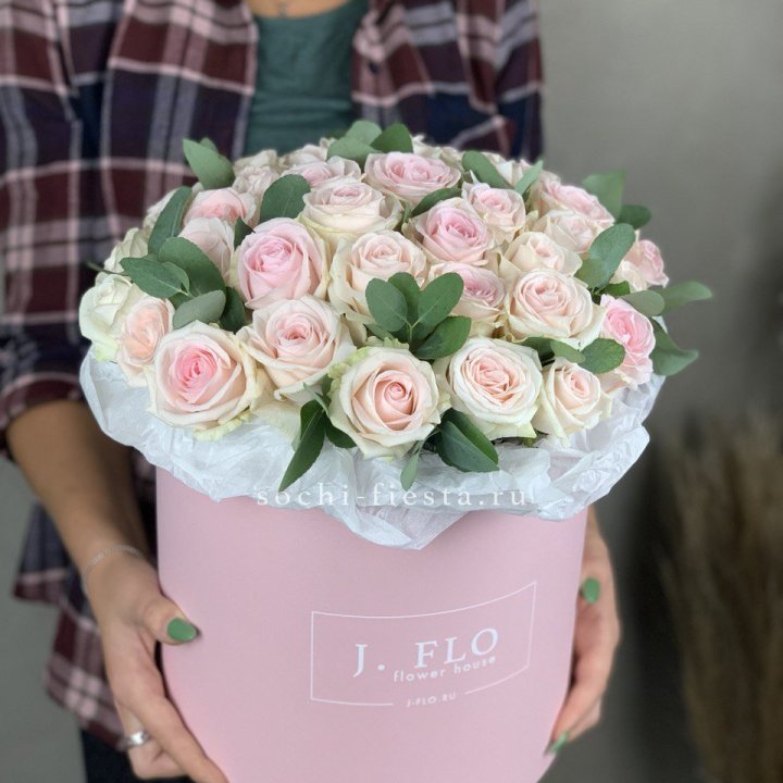 35 розовых роз в цилиндре в Орле