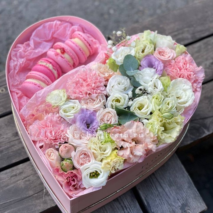 Бокс-сердце с макарон "Пинк" в Орле